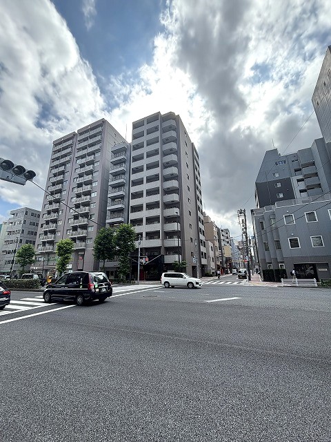 【外観写真】2007年1月築、総戸数56戸のマンションです。買い物施設や飲食店が点在する、商業地域に位置しており、生活利便性良好な立地も魅力です。