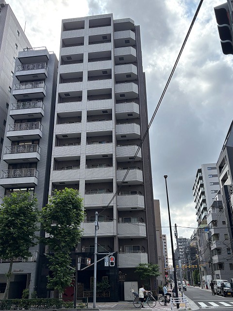 【外観写真】東向きバルコニーに面しており、午前中から陽光が差し込みます。浴室は1216サイズ。雨の日や夜間の洗濯乾燥に便利な浴室乾燥機が備わっています。