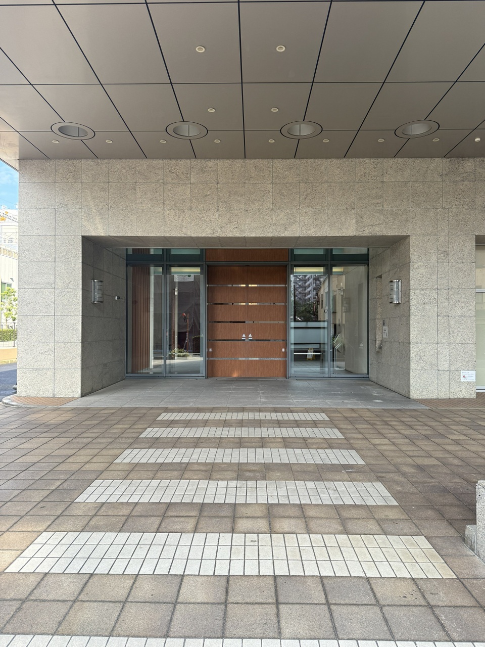 【エントランス】エントランス入口には屋根がありますので、雨の日も慌てずに傘をさすことができます。段差が少なく、ベビーカーや大きな荷物を持っていても移動がスムーズにできます。