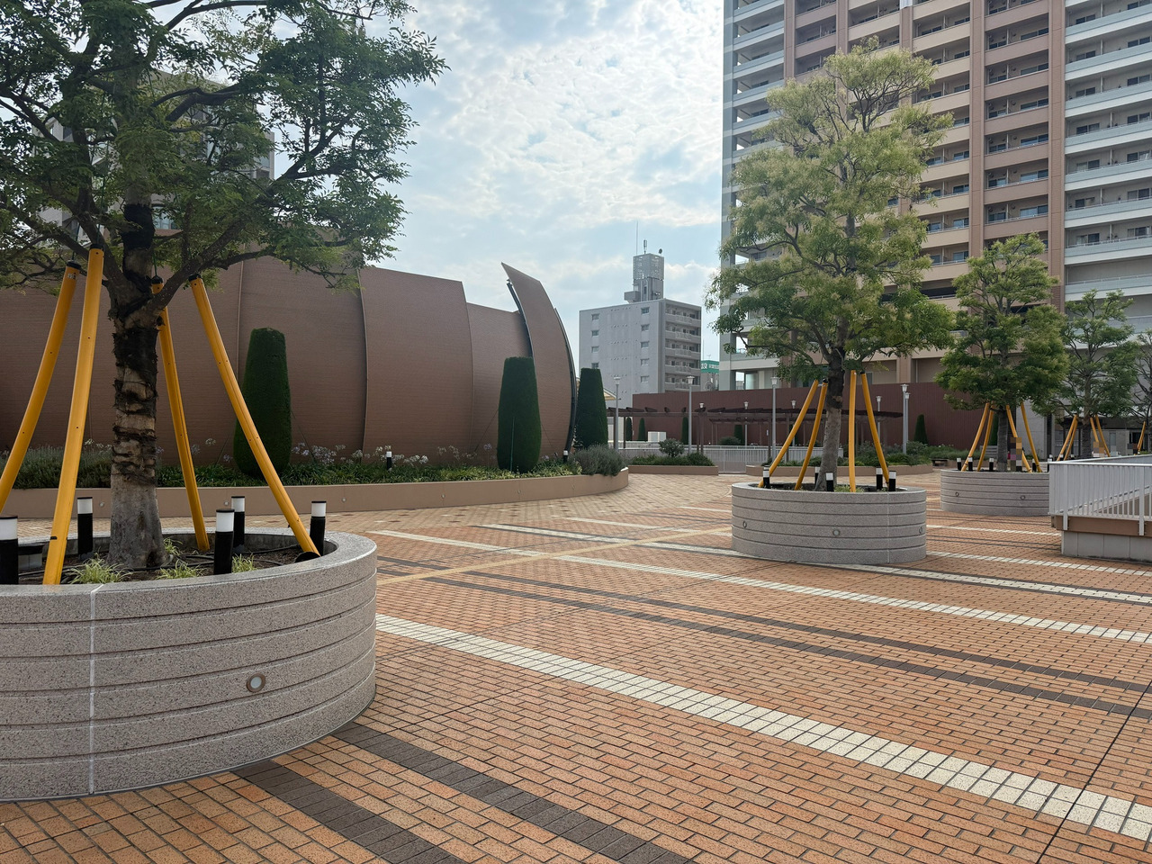 【共用部】マンション敷地内には手入れの行き届いた植栽があり、緑を身近に感じながら過ごすことができます。家事や仕事の合間にリラックスできそうな空間です。