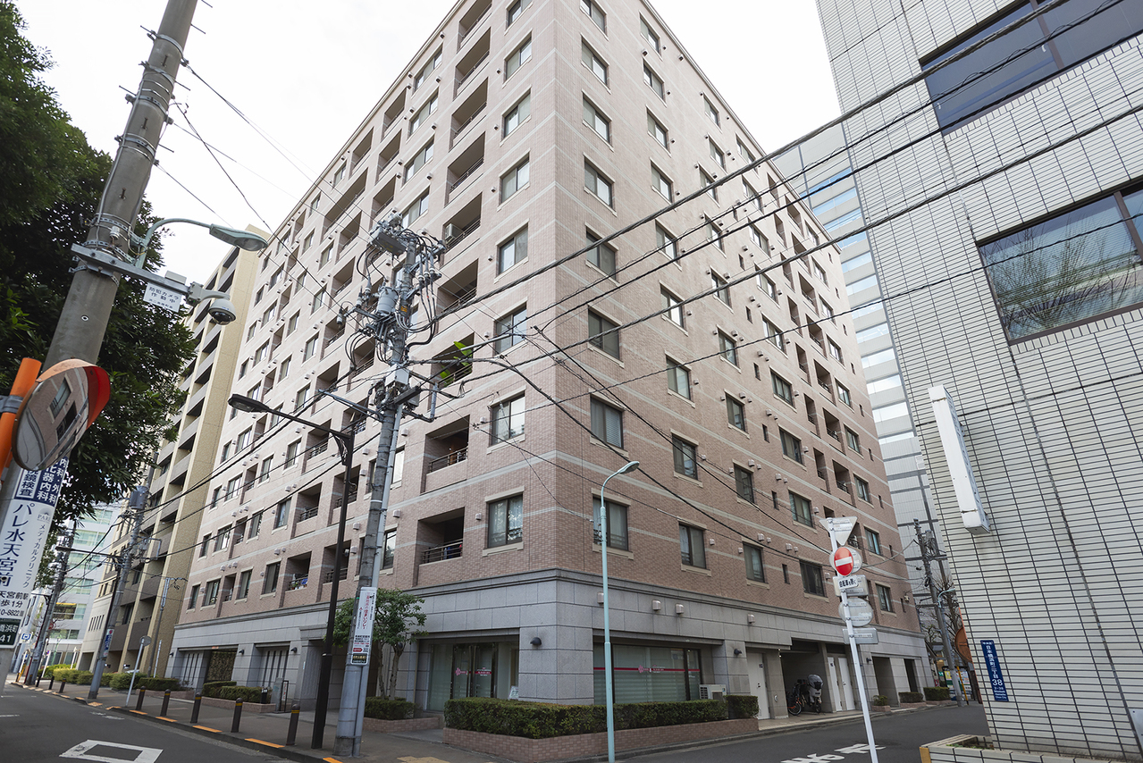 【ファミール日本橋浜町公園】地上10階建ての最上階に位置する、総戸数81戸のマンションです。賃貸中につき、購入後スムーズに運用を開始していただけるオーナーチェンジ物件です。