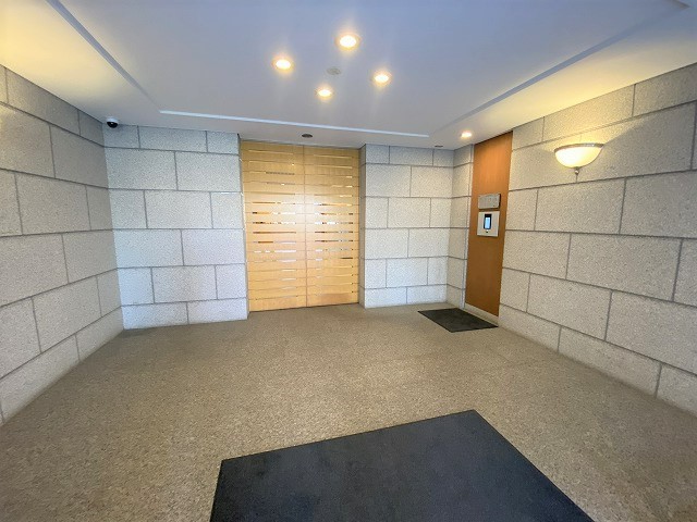 【エントランス】オートロックシステムを採用し、防犯面にも配慮したマンション。三菱地所コミュニティ(株)による日勤管理です。