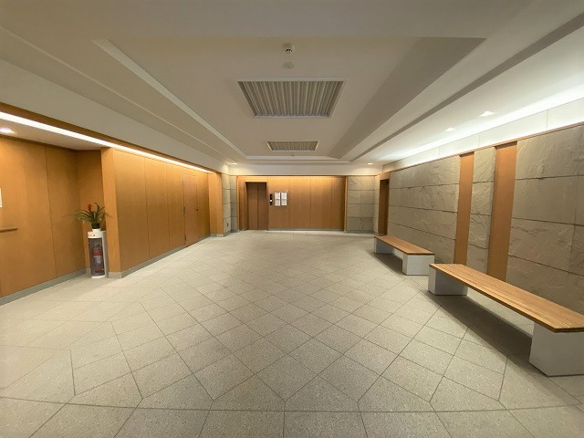 【エントランスロビー】開放感のあるエントランスロビーには、イスを設置。住民同士の会話も楽しめるほか、エレベーターの待ち時間もゆったりと過ごせる空間です。