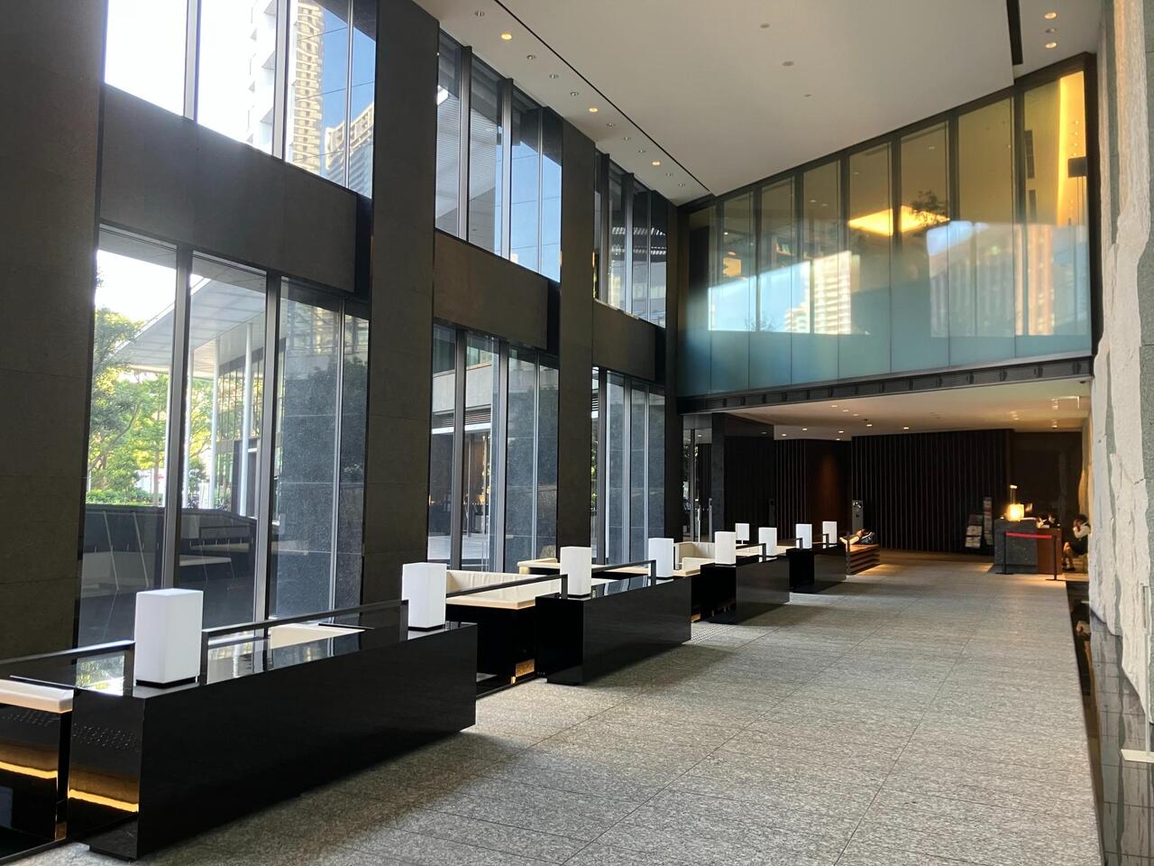【ラウンジ】天井が高く、陽光が差し込む開放的な空間。海外ホテルのような雰囲気のなか、ゆったりと過ごせます。スカイビューラウンジやゲストルーム、フィットネススタジオなど、共用施設が充実しています。