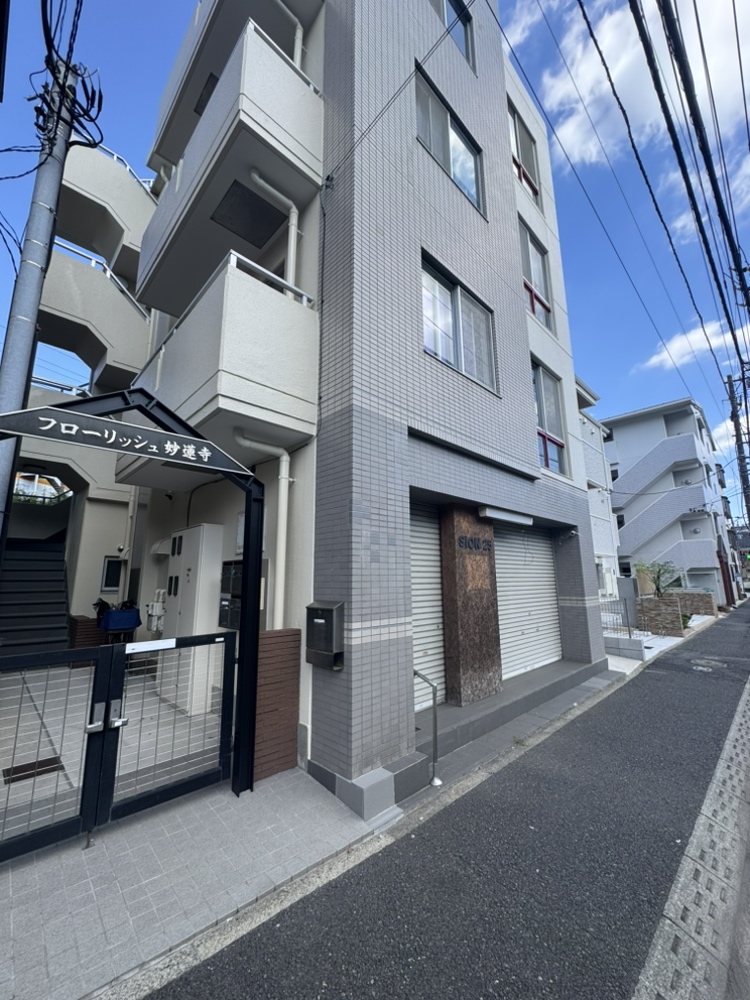 2駅2路線利用可能な立地。鉄筋コンクリート造4階建「フローリッシュ妙蓮寺」