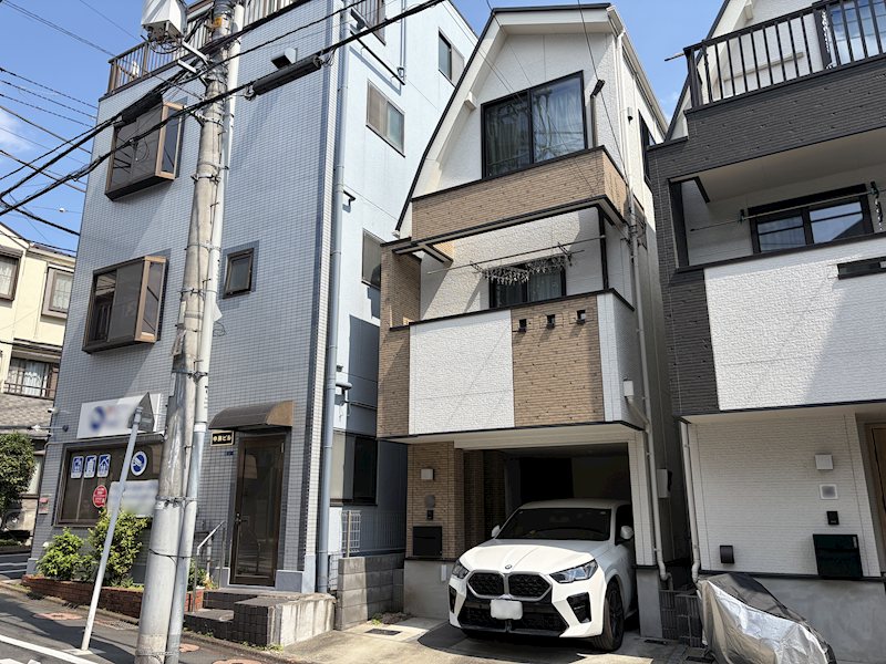 ファミリーに嬉しいカースペース付きの築浅戸建（2020年築）です。