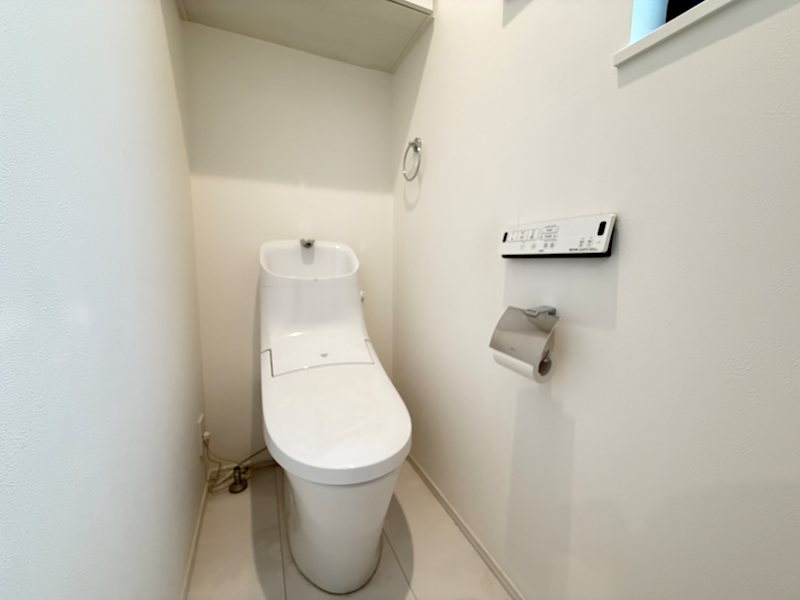 清潔感のある温水洗浄便座の高機能トイレです。