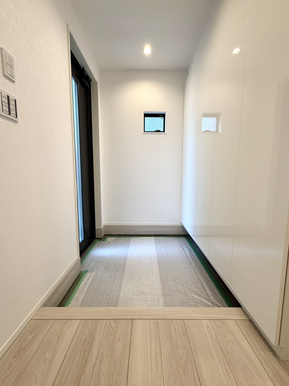 やわらかな光が差し込む玄関。床面のお手入れがしやすい、フロートタイプのシューズボックスが採用されています。