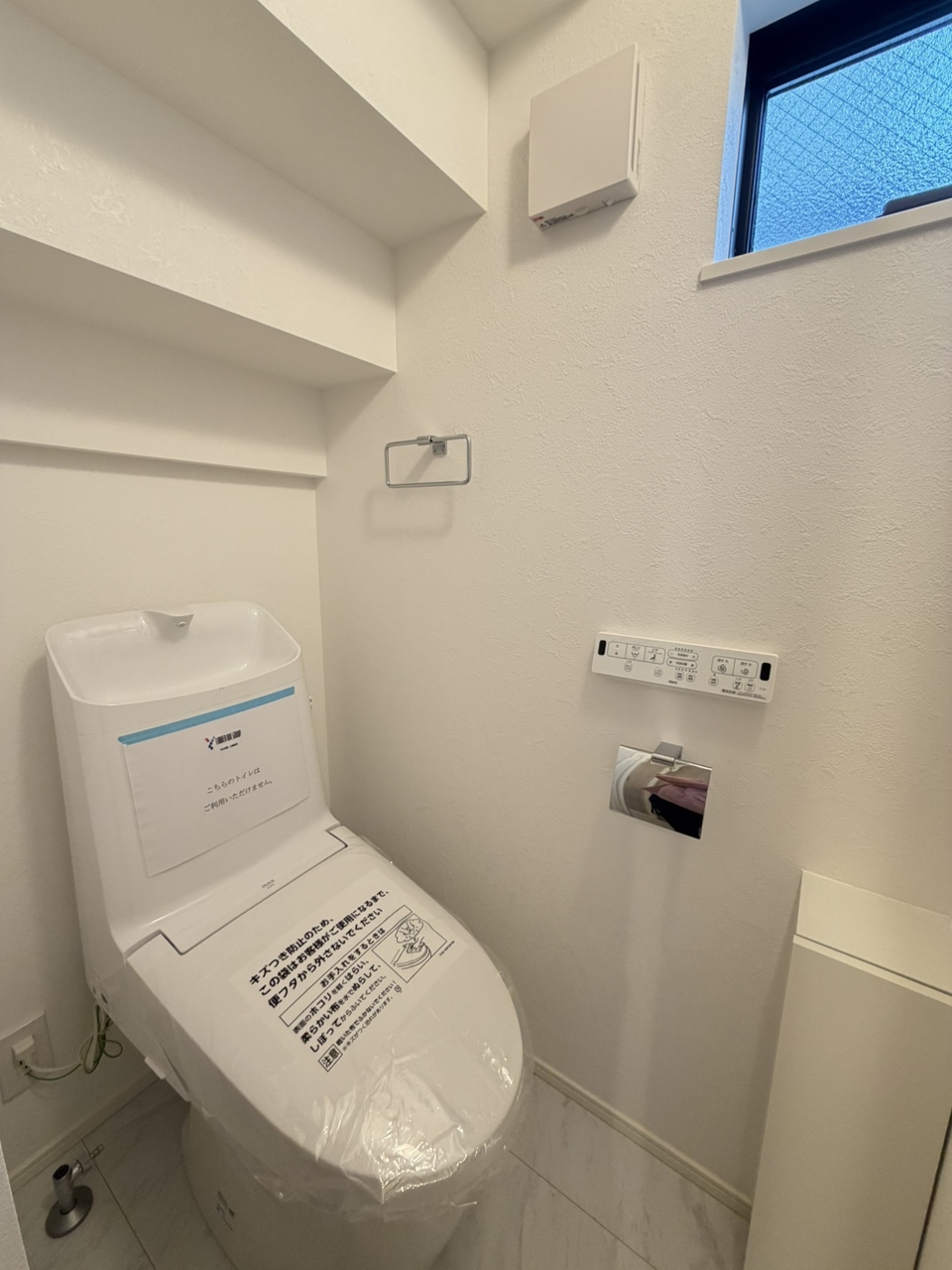 温水洗浄便座付きのトイレです。寒い時期でも温かな便座で快適に使うことができます。窓付きで採光と換気が可能です。