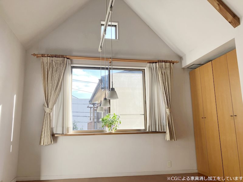 【事務室】窓から明るい光が差し込み、心地の良いお部屋です♪