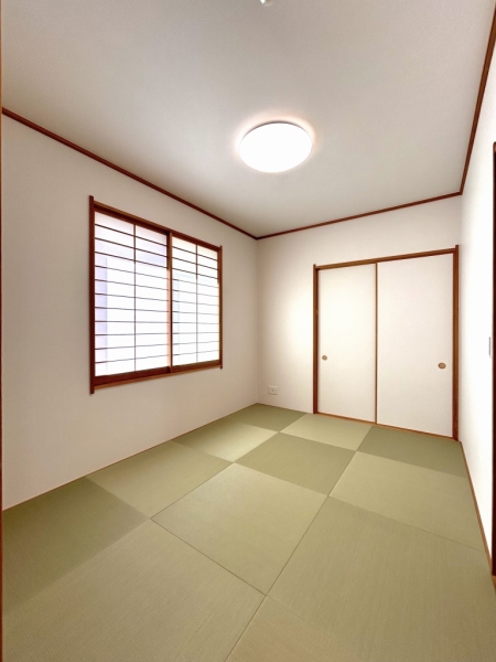 和室には収納豊富な押入有り