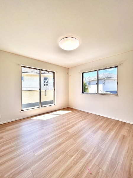 ２階・洋室（３）はWIC付きでゆとりある約８．１帖の広さ