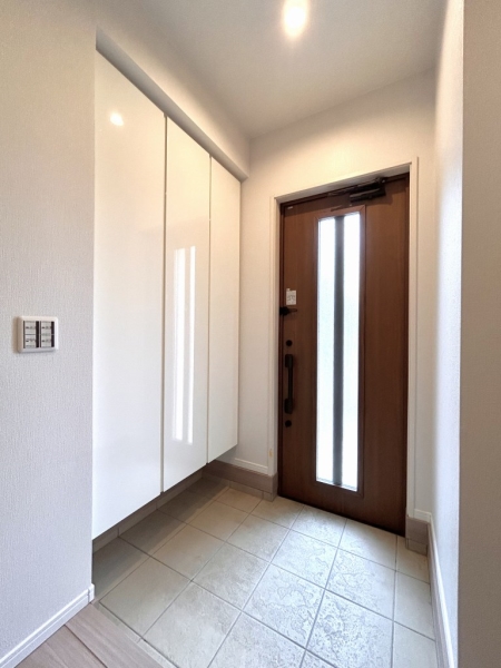 玄関は収納豊富な下足入れ付き