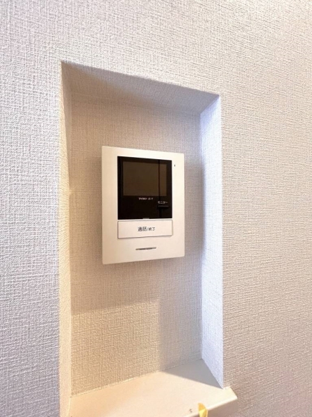 ２階廊下からでも来客の対応ができるモニター付きインターホン
