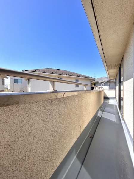 各洋室から出入り可能なバルコニーは南西向きで陽当り良好