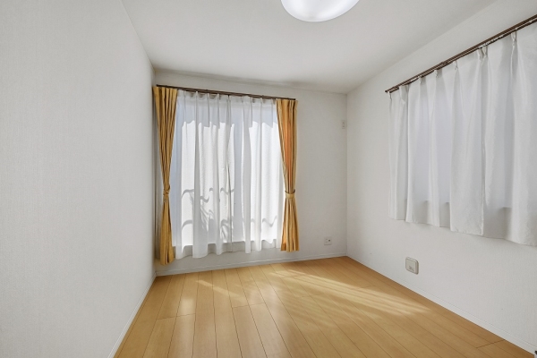 ２階南西側洋室（約６．０畳）