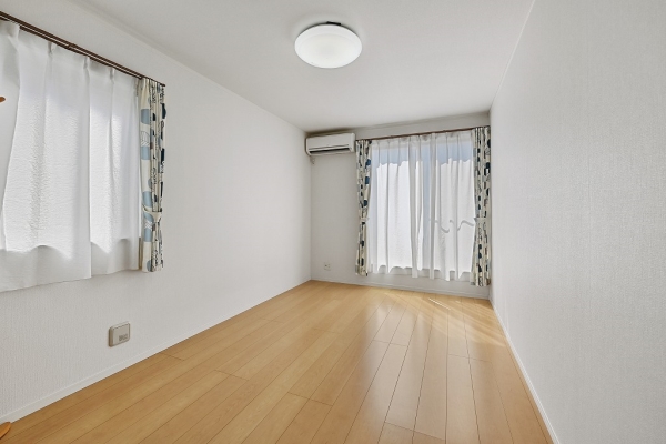 ２階南東側洋室（約６．０畳）