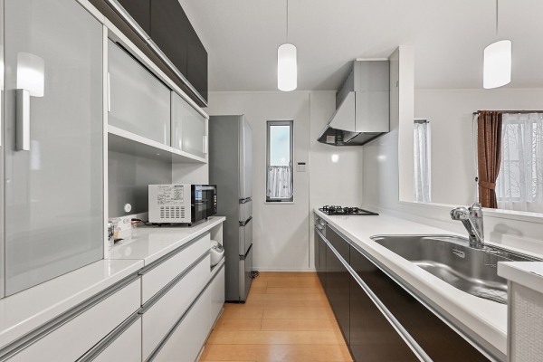 落ち着いたデザインのキッチンです