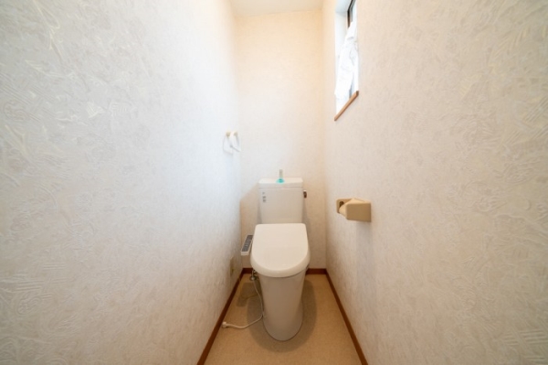2階にも窓付きトイレを備え、家族での利用にも便利です。
