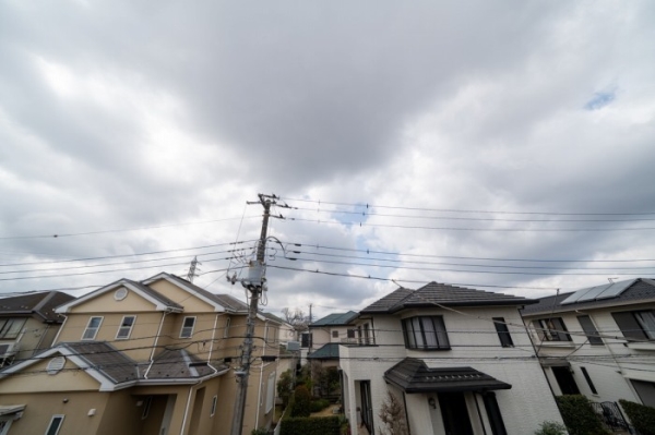 前面が戸建住宅のため、圧迫感の少ない立地です。