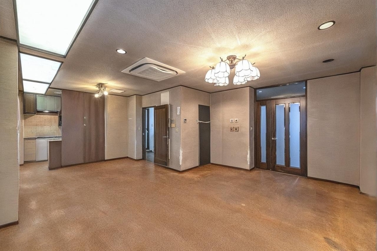 ※実際のリビングを撮影したものに、ＣＧ加工処理で家具などを消し込みしております。現状有姿でのお取引となりますので実際とは異なります。