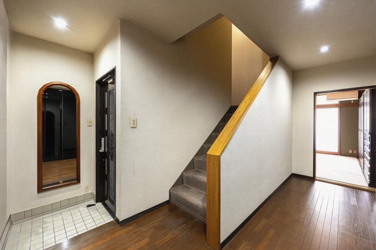 ※実際の玄関を撮影したものに、ＣＧ加工処理で家具などを消し込みしております。現状有姿でのお取引となりますので実際とは異なります。