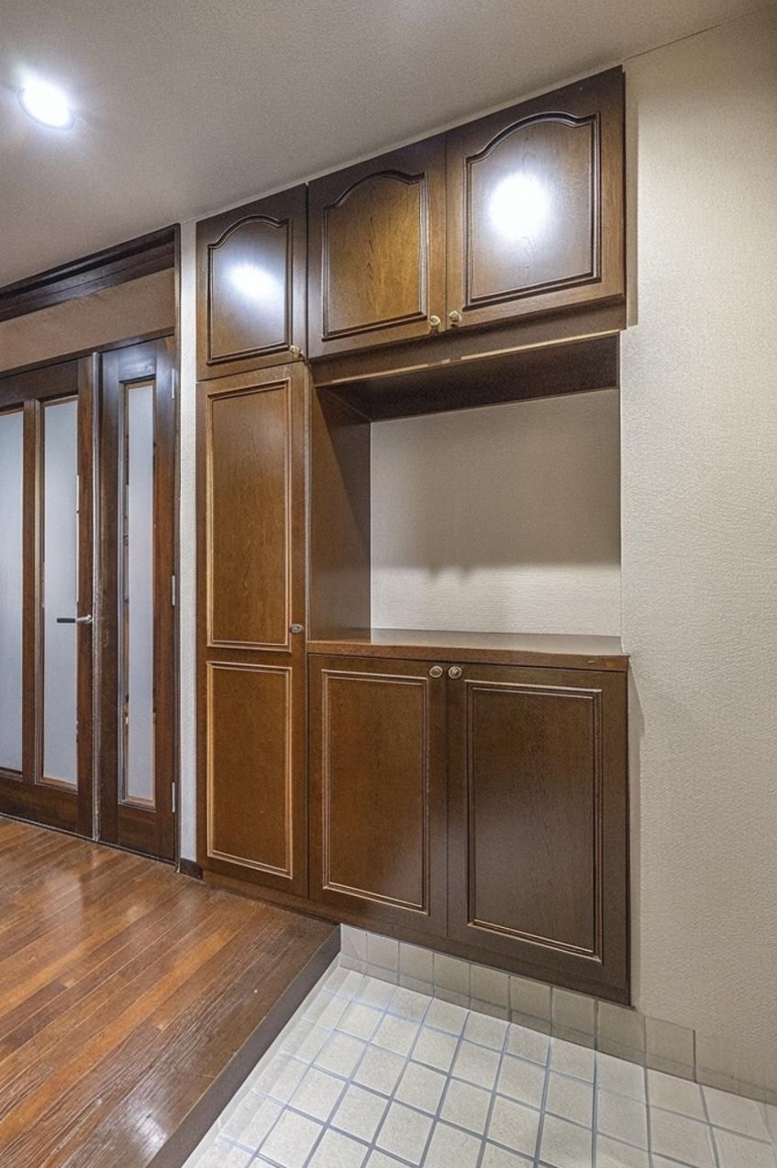 ※実際の玄関を撮影したものに、ＣＧ加工処理で家具などを消し込みしております。現状有姿でのお取引となりますので実際とは異なります。