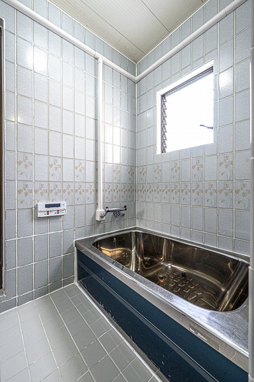 【浴室】窓がついている為、換気ができカビの発生を抑制できます。