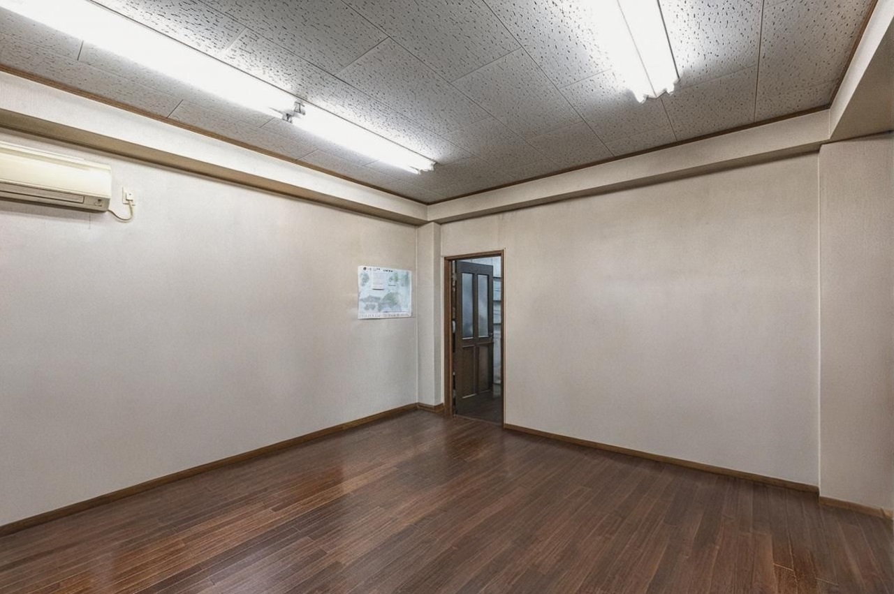 ※実際の事務所部分を撮影したものに、ＣＧ加工処理で家具などを消し込みしております。現状有姿でのお取引となりますので実際とは異なります。