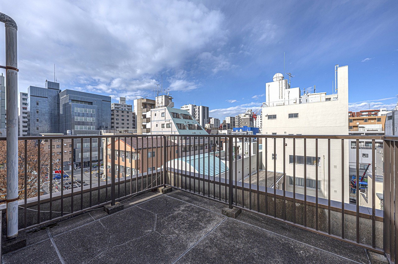 ルーフバルコニーの北側は遮るものがなく、夏には足立の花火大会が望めます。