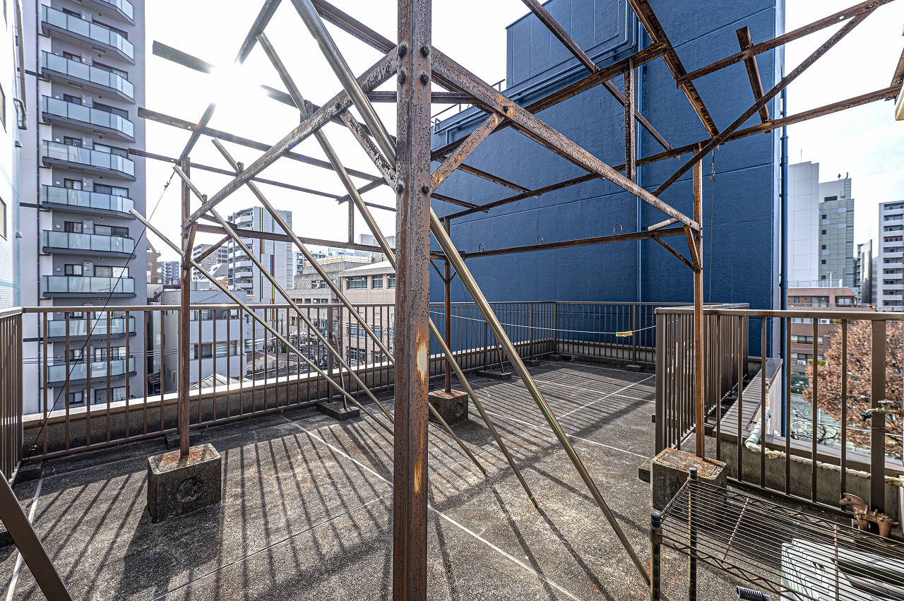 ルーフバルコニーの南側は前面の建物が離れているため、通風・陽当り良好です。