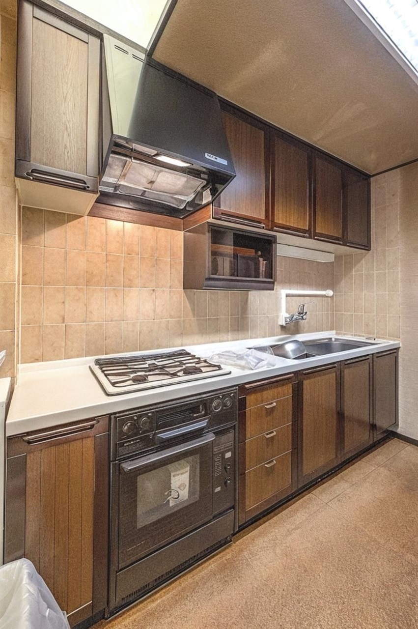 ※実際のキッチンを撮影したものに、ＣＧ加工処理で家具などを消し込みしております。現状有姿でのお取引となりますので実際とは異なります。