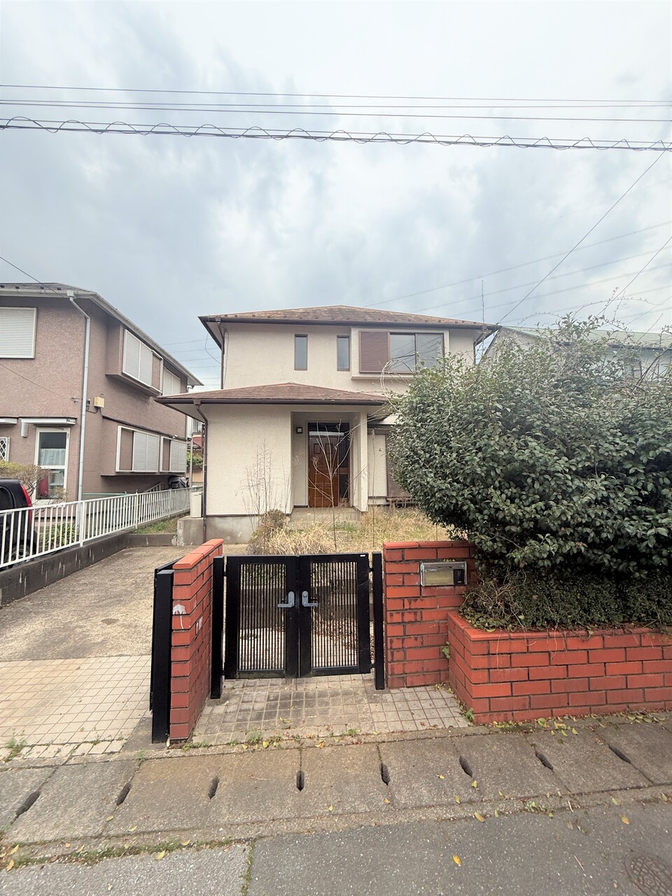 【外観】前面道路は公道約6ｍに面しています。