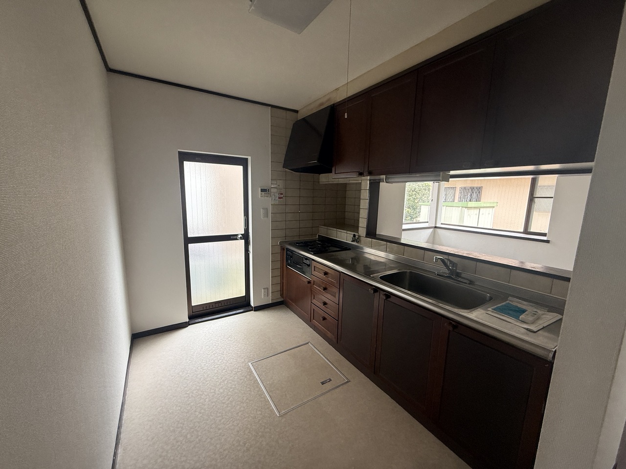 【キッチン】広々としたシステムキッチンです。