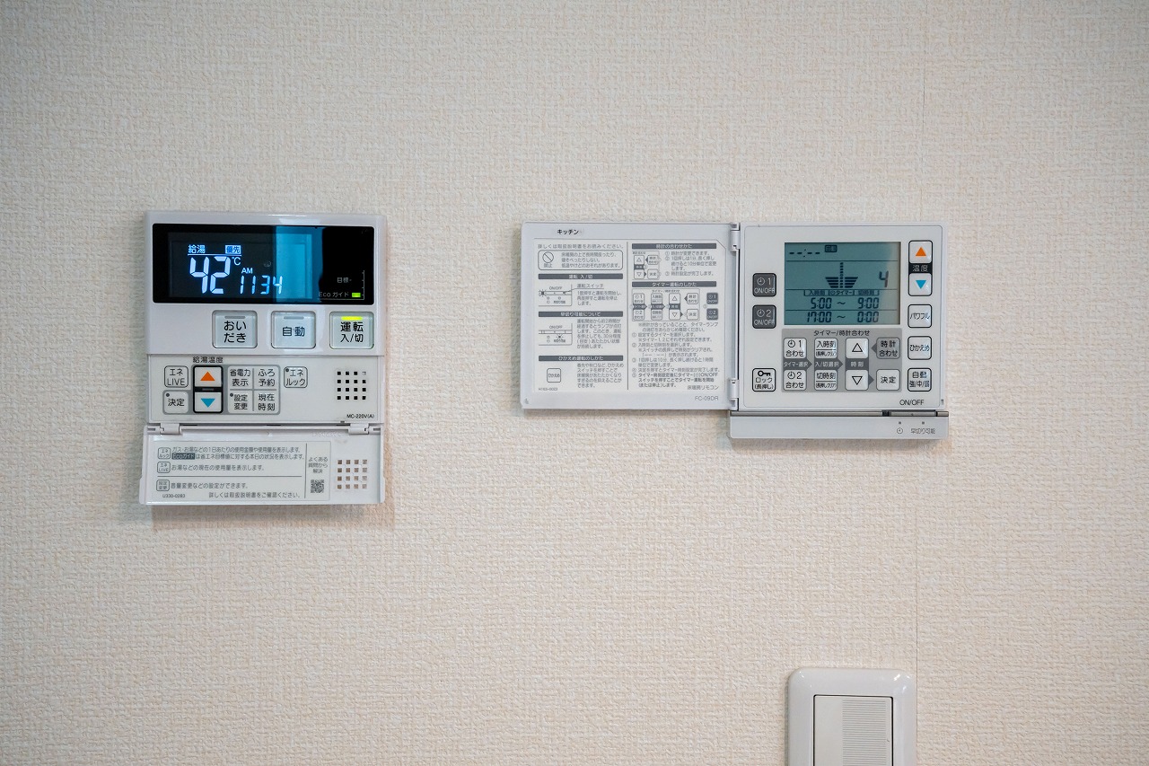 【コントロールパネル】キッチンの近くに、給湯器と床暖房のリモコンが設置されています。リビングで家事をしながら、スイッチを操作できるので便利です。