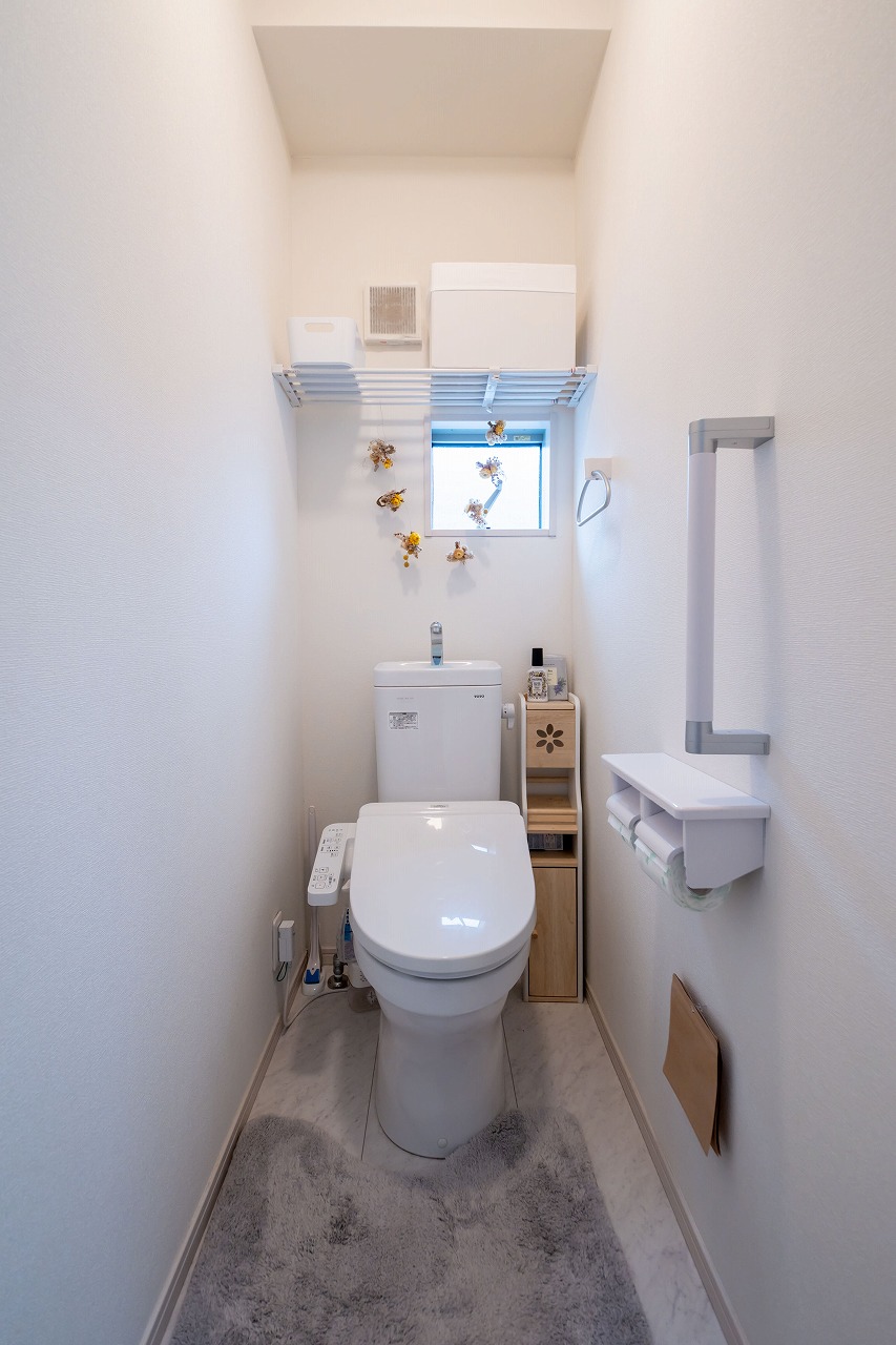 【トイレ/2階】トイレは、1・2階に設置されています。朝など混雑しがちな時間帯や、来客時なども気兼ねなく使用できます。