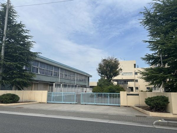 吉川市立吉川中学校 約990m