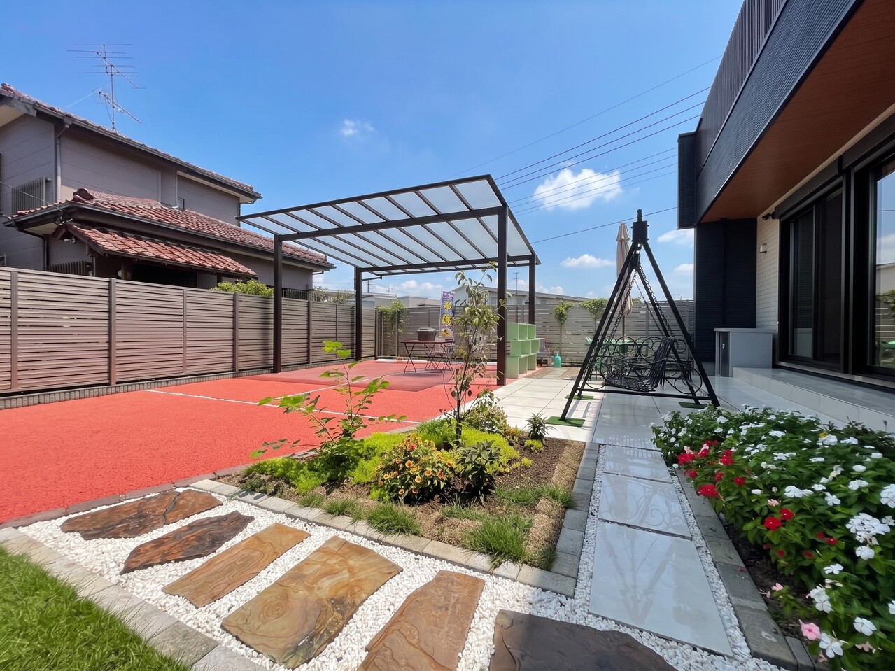 【庭】気持ちの良い太陽光がたっぷりと降り注ぐ、広々とした庭があります。家庭菜園やガーデニングを楽しむことができます。ぜひ周辺環境とあわせてご検討ください。