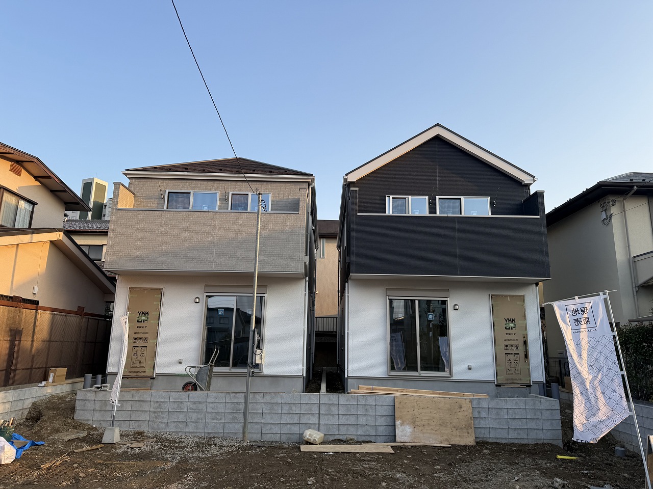 【現地土地写真】カースペースは車2台駐車可能な広さです(車種による)。また車がない時にはお子様の遊び場としても活用ができそうな広さです。