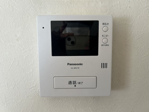 来訪者の姿を見ながら応対できるので、防犯効果があり安心です。