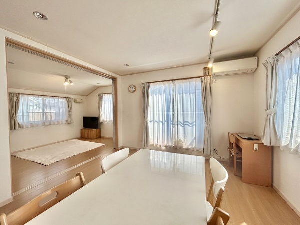 リビングダイニングキッチン約14.8帖は、明るく開放的な空間です。