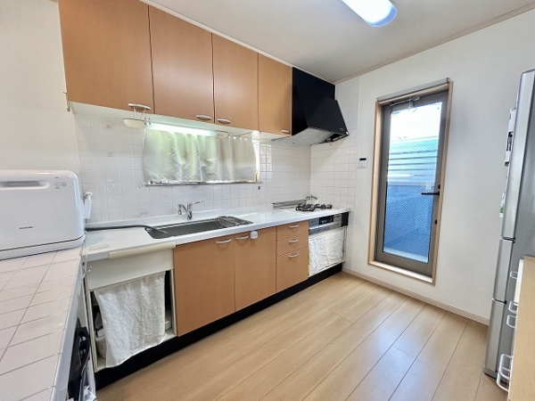 キッチンは窓があり、通気性が良く、明るいキッチンスペースです。