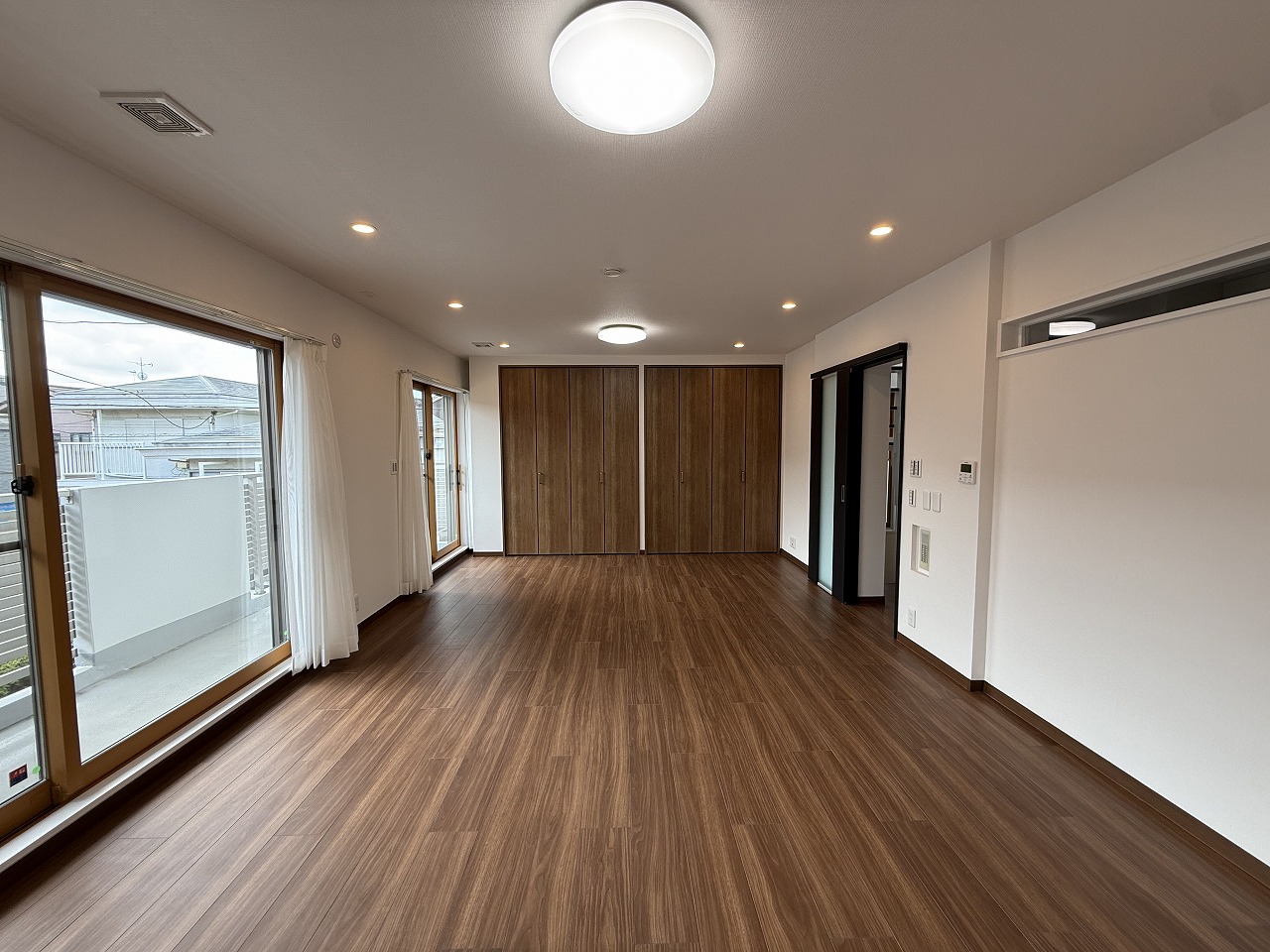 【洋室/約16.5帖】壁一面のクローゼットが備わっており、衣類・バッグなどを収納していただけます。住空間をすっきりと保つことができそうです。