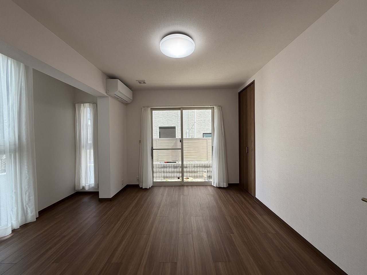 【洋室/約8.3帖】廊下から出入りすることができる、独立性の高い洋室。ナチュラルな内装のため、さまざまなインテリアと調和します。