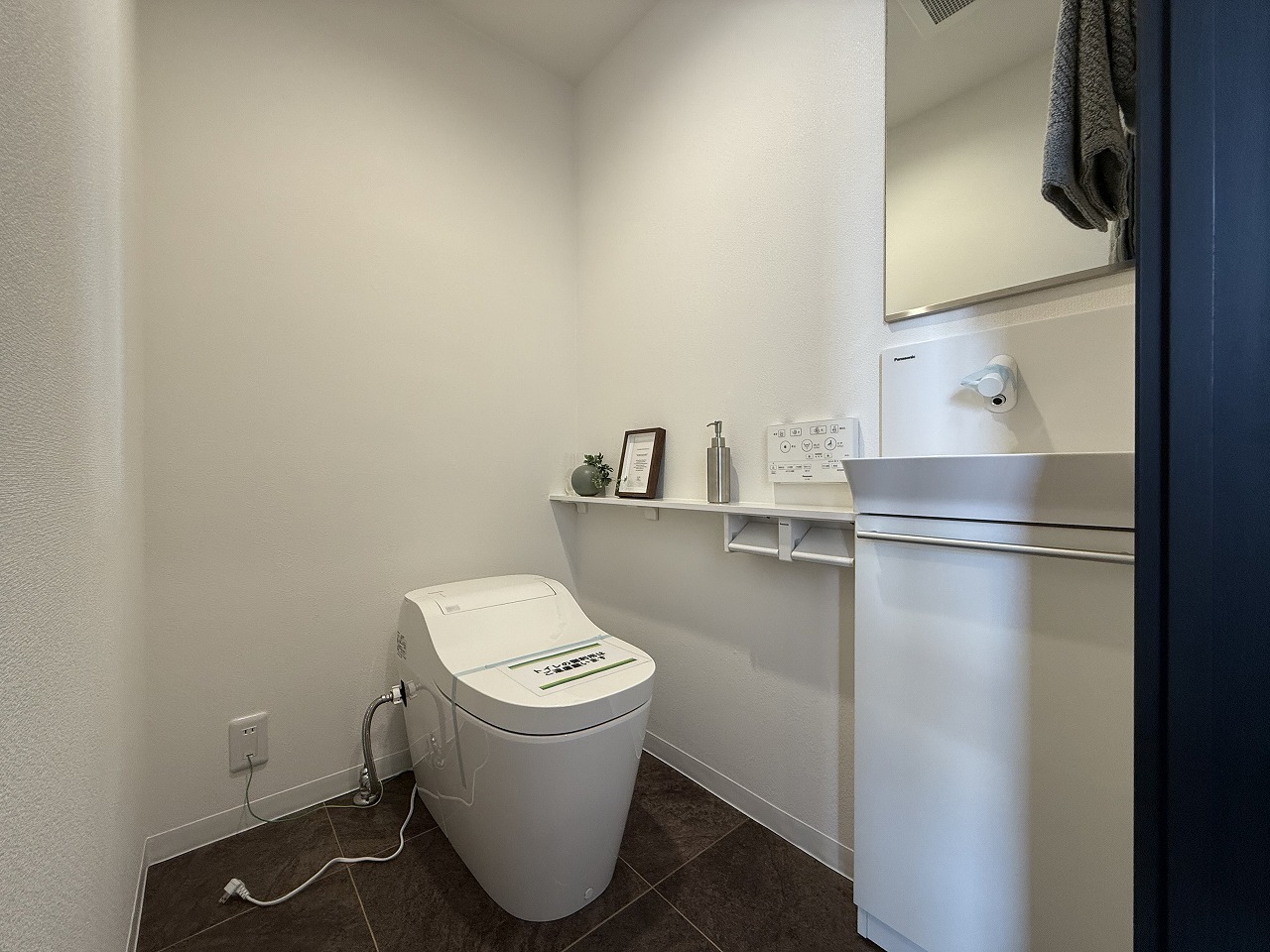 【トイレ(2階)】トイレには手洗いカウンターが設けられています。使用後すぐに手が洗え衛生的です。鏡付きですので、ゲストが身だしなみを整える際にご使用いただけます。