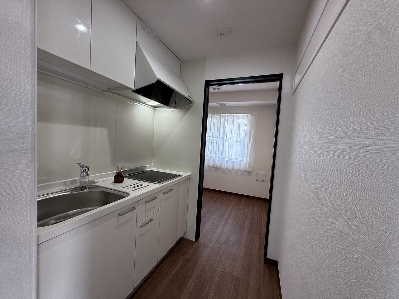 【キッチン(2階)】白を基調とした爽やかなデザインのキッチンです。1階と2階にキッチンが設置されており、二世帯住宅にも活用しやすい間取りです。