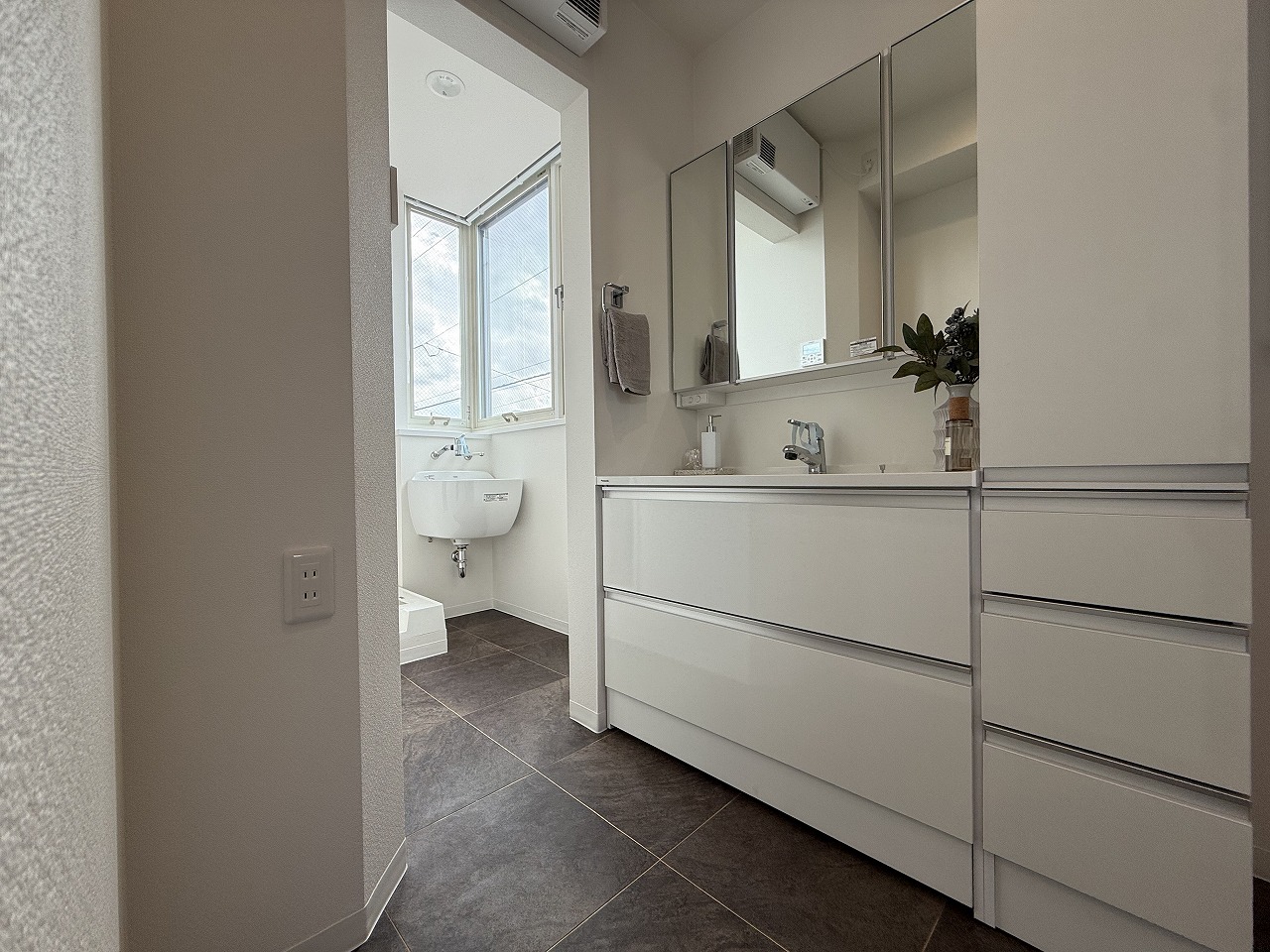 【洗面室(2階)】デザイン性と収納力を兼ね備えた、三面鏡付き洗面化粧台が採用されています。カウンターが広くとられているので、ご家族が並んで身支度を整えられます。