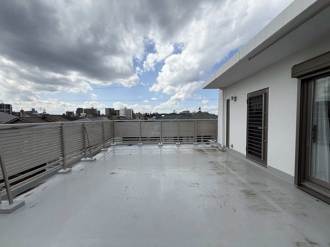 【ルーフバルコニー】56.1m2の広々としたルーフバルコニーは、セカンドリビングとしても活用可能。お子様との水遊びや家庭菜園など、多目的にご使用いただけます。