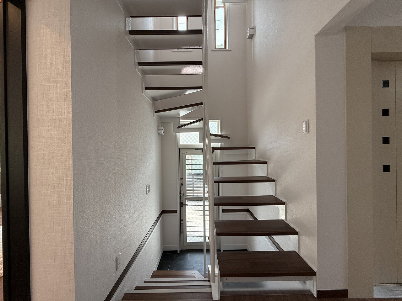 【階段】空間を広く見せるスケルトン階段が採用されています。窓からたっぷりの自然光が差し込みます。勝手口から屋外へ出入り可能です。