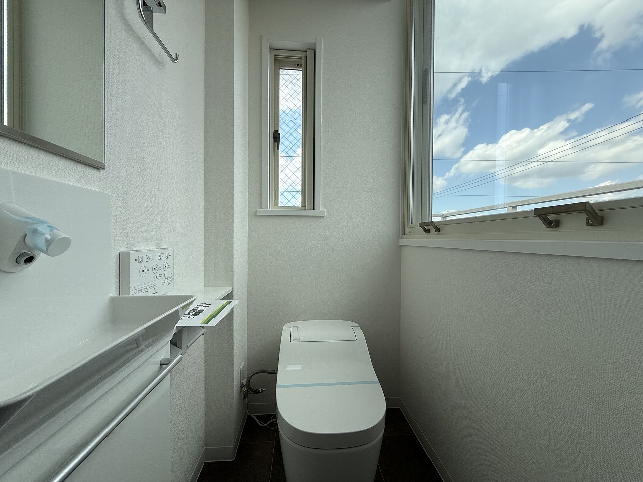 【トイレ(3階)】自然換気が可能な窓付きのトイレです。年中快適に利用できる、温水洗浄便座が採用されています。